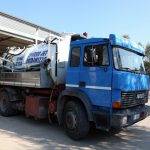 Foto camion blu con attrezzatura spurgo
