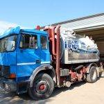Foto camion blu con attrezzatura spurgo